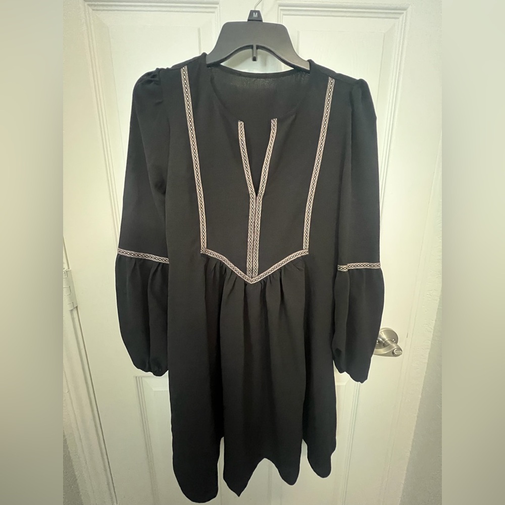 Elegant Black Dress with Embroidered Details size L